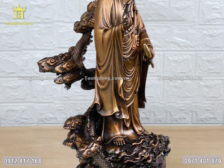 Từng họa tiết hoa văn được chạm khắc sắc nét